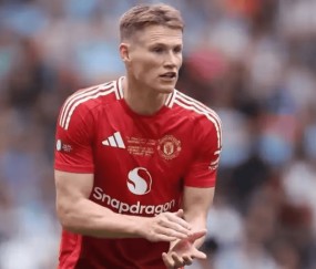 曼联夏窗大动作：套现 2 亿重建，锁定多特中卫补强后防