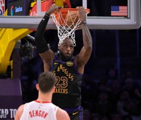 身体素质炸裂！41岁詹姆斯上演折叠背扣 震惊四座