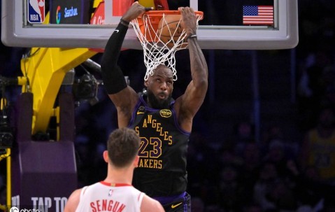 身体素质炸裂！41岁詹姆斯上演折叠背扣 震惊四座