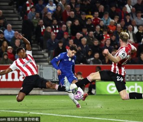 梅西与C罗：两个时代的对决，谁才是足球历史的绝对王者？