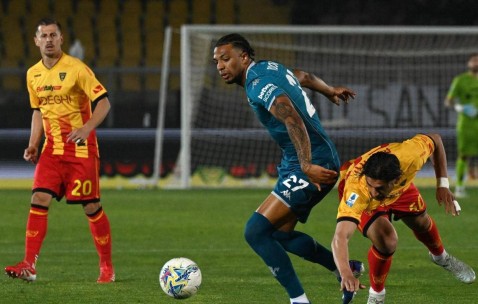 意甲保级大战：佛罗伦萨遭莱切1-1逼平，最新积分榜揭晓