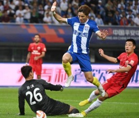 津门虎0-5惨败西甲埃尔切！半场丢5球暴露中超与欧洲差距，吴兴涵加盟也难救后防线危机