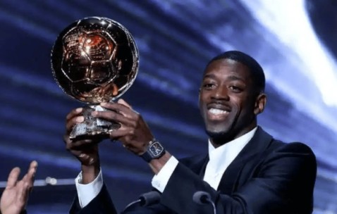 登贝莱首夺金球泪洒现场，姆巴佩祝贺背后，足坛格局要变了吗？