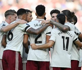 联赛杯狂欢夜！曼城阿森纳切尔西携手晋级，利物浦热刺爆冷被淘汰