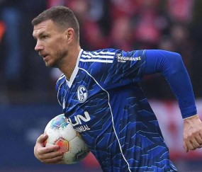 哲科老骥伏枥再展锋芒，与C罗同样自律，沙尔克04捡到宝，力争重返德甲！