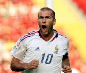 英媒这排名公然无视C罗961球纪录，历史第一人人喊打，欧冠荣耀没人能敌