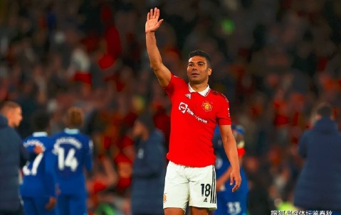 曼联告别老臣！卡塞米罗协议离队，12万磅周薪锁定未来中场新核