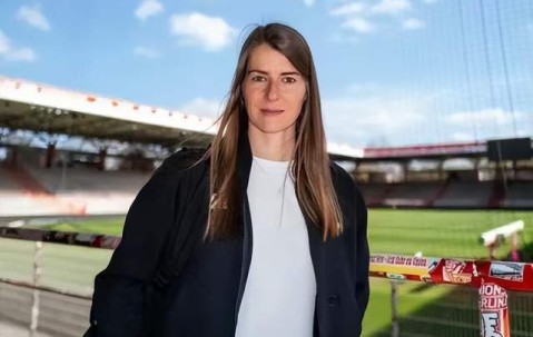 "足球女神"也没用！德甲历史首位女主帅首秀落败，球队仍陷降级区