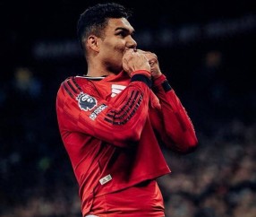 2-1险胜！胖虎破门+B费19助逼平传奇，曼联踩着小蜜蜂基本撞线欧冠